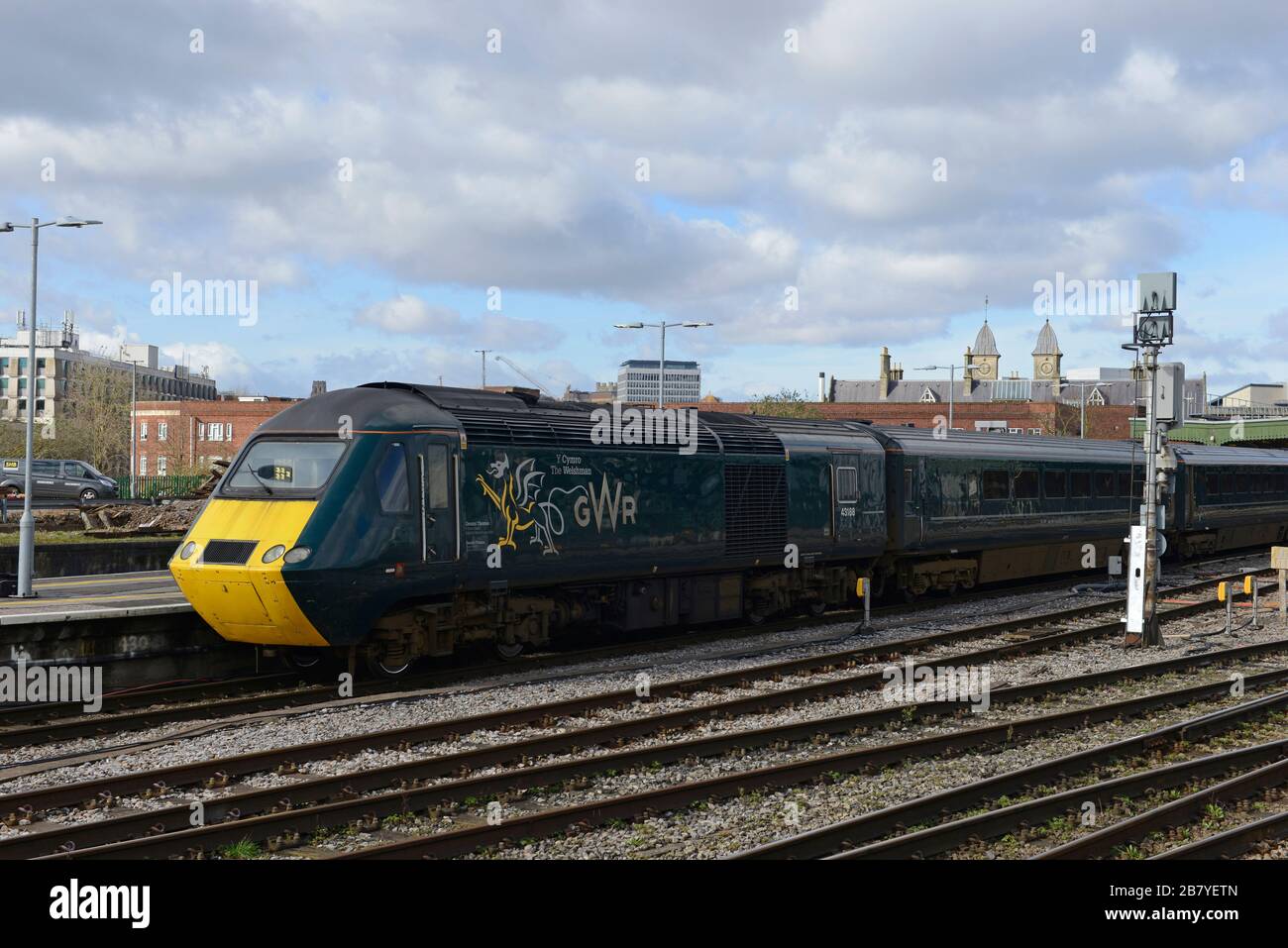 Ein umfunktionierter HST 125-Zug, der für "The Welshman", Geraint Thomas, auf einem lokalen Service nach Taunton am Bahnhof Bristol Temple Meads, Großbritannien, benannt wurde Stockfoto