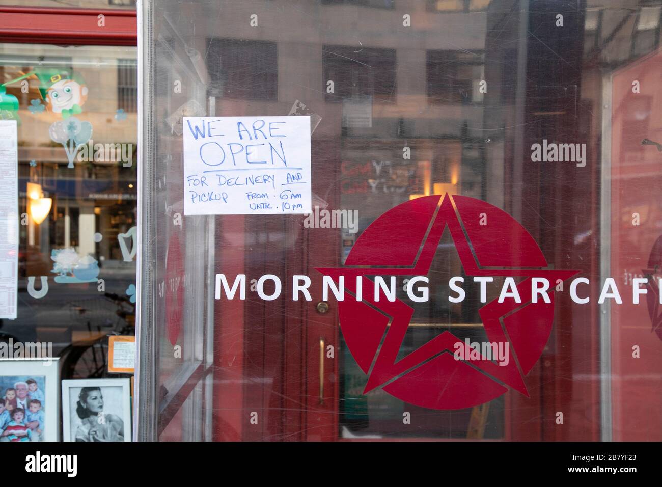 Aufgrund der COVID-19-Pandemie-Café-Anmeldefenster steht offen für Lieferung und Abholung, New York City. Stockfoto