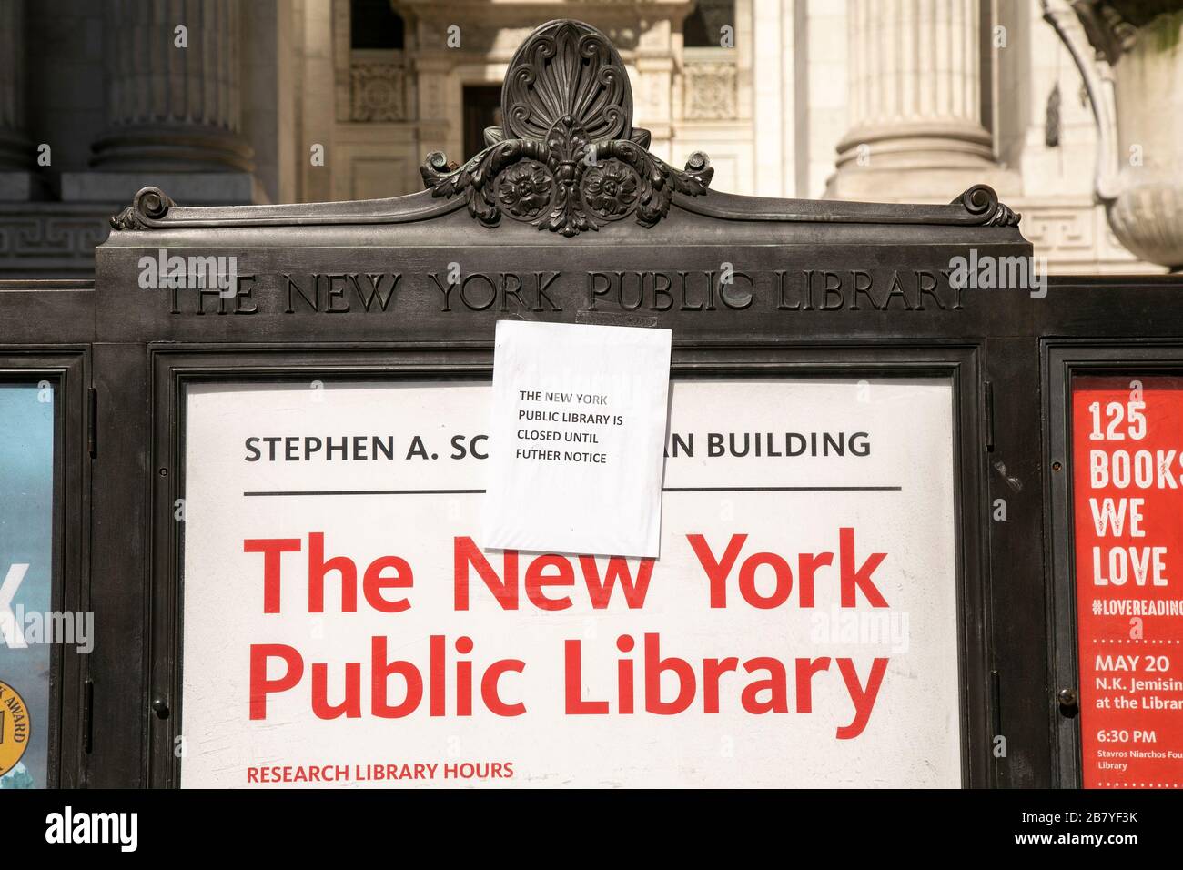 Geschlossenes Schild wegen COVID-19 in der New York Public Library. Stockfoto