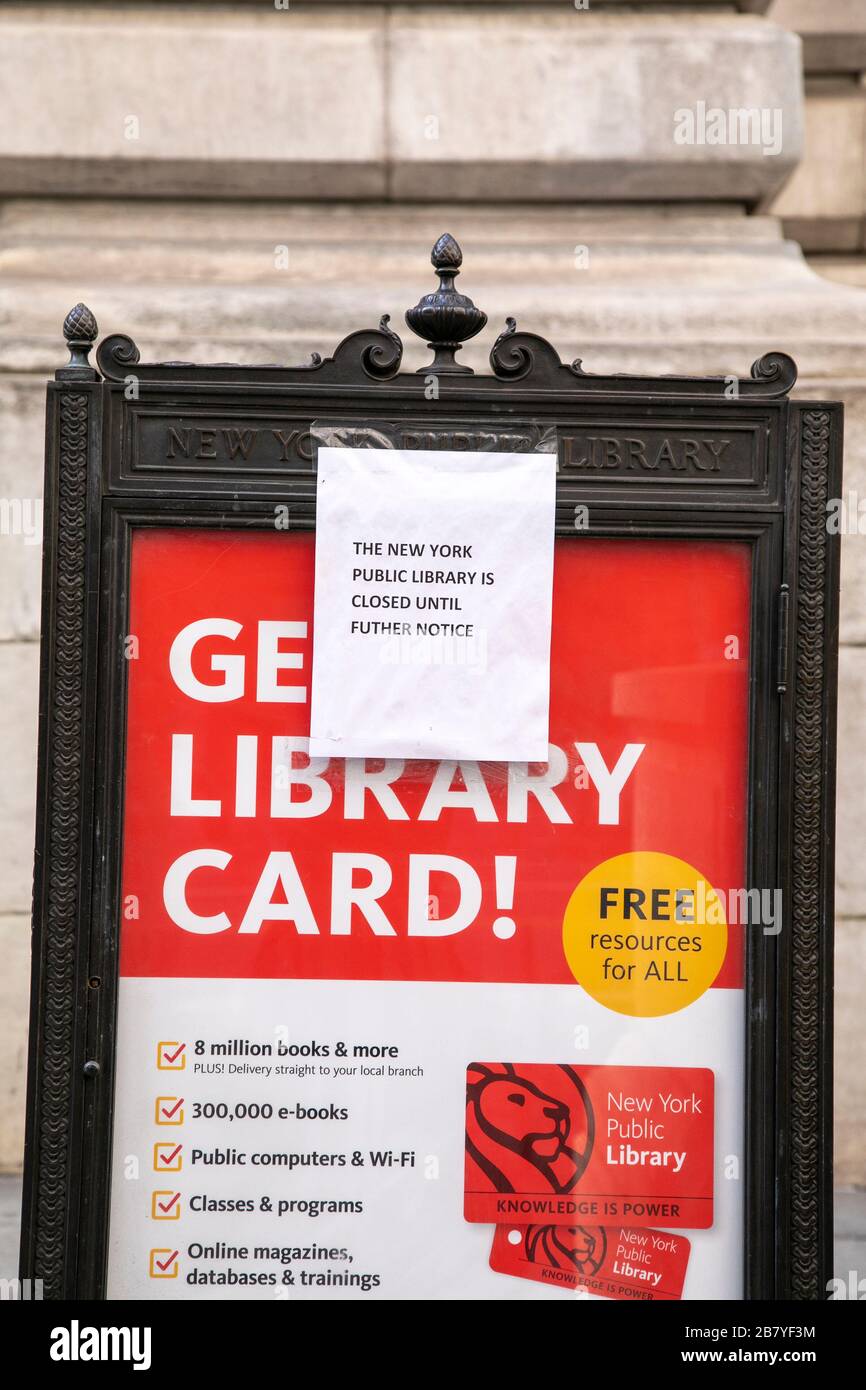 Geschlossenes Schild wegen COVID-19 in der New York Public Library. Stockfoto