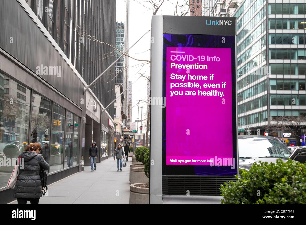 Digital COVID-19 PSA auf den Straßen von New York City. Stockfoto