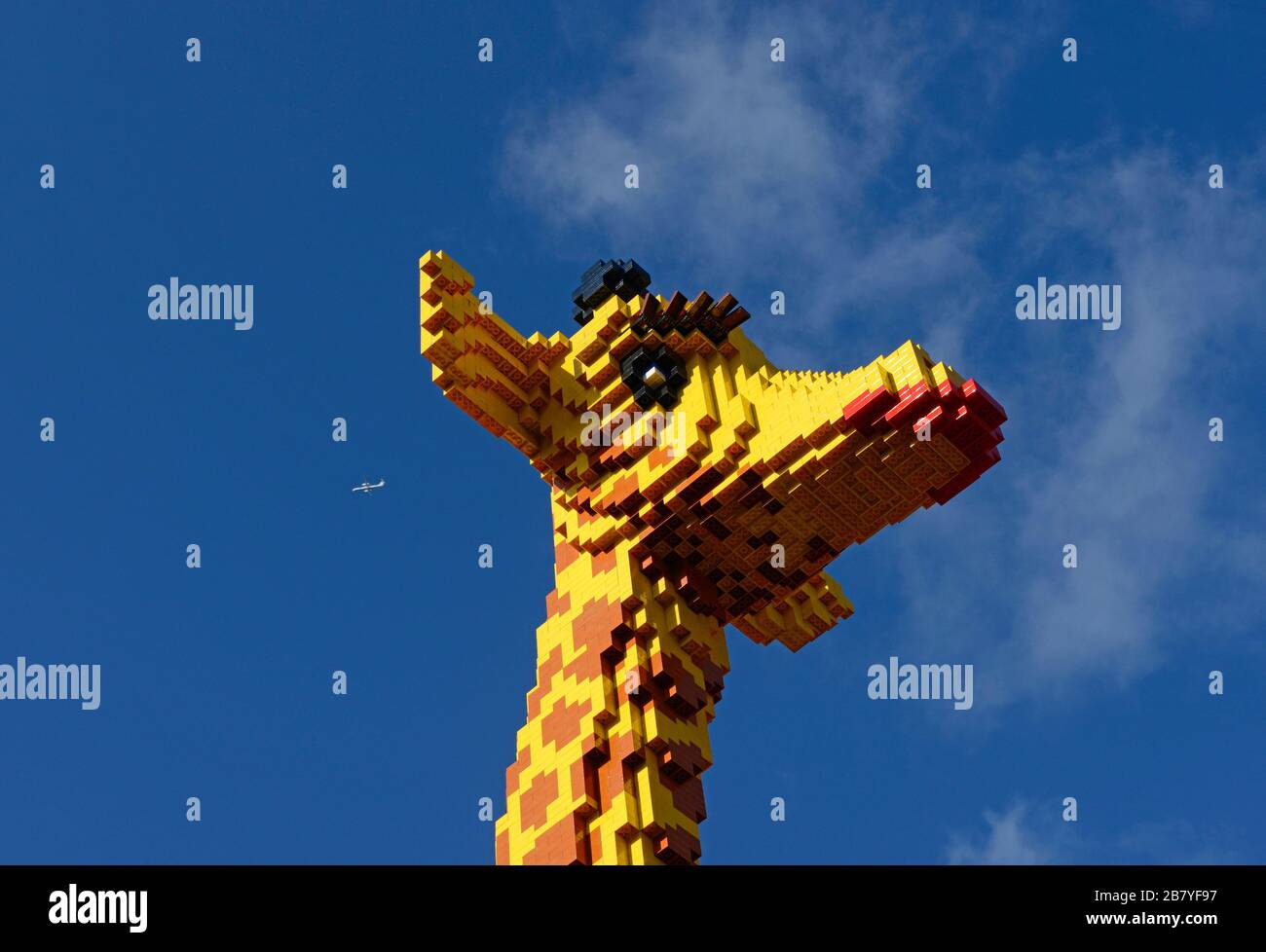 Eine riesige Lego-Modellgiraffe steht an einem sonnigen Tag außerhalb des Lego-Ladens im Zentrum von Birmingham, Großbritannien Stockfoto