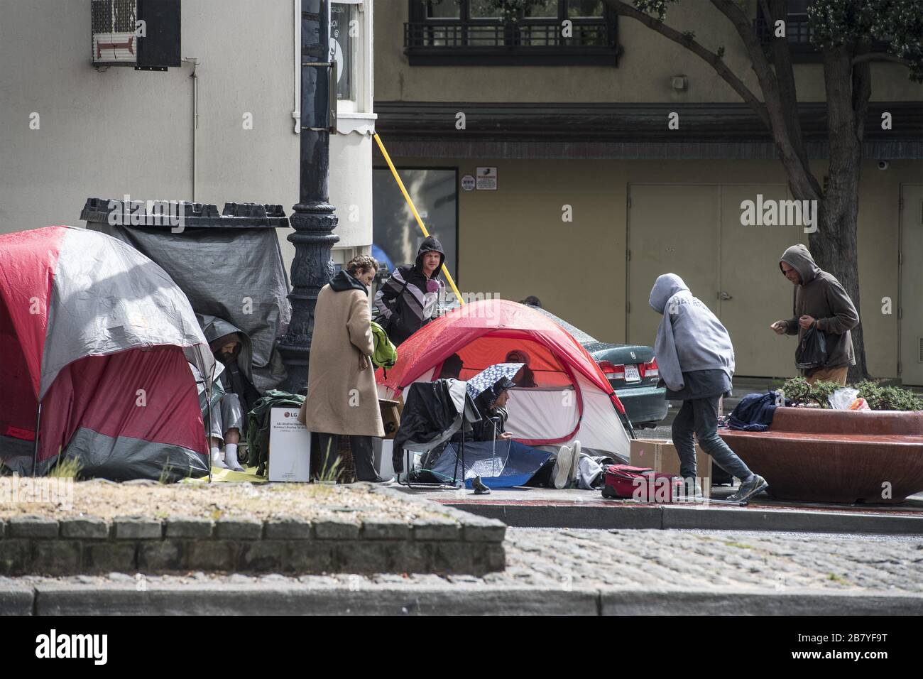 San Francisco, USA. März 2020. Obdachloser campen am Mittwoch, 18. März 2020, in der Market Street in San Francisco. Kalifornien hat seinen ersten Obdachlosen Deasth aus Covid-19 erlebt. Mit einem dreiwöchigen "Helter an Ort und Stelle" sind Lösungen für die obdachlose Bevölkerung schwer fassbar. Foto von Terry Schmitt/UPI Credit: UPI/Alamy Live News Stockfoto