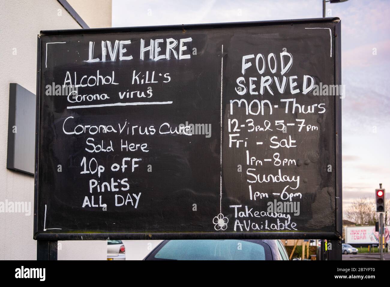 Coronavirus Witz auf einem Schild vor einem Pub in Southampton England, Großbritannien Stockfoto