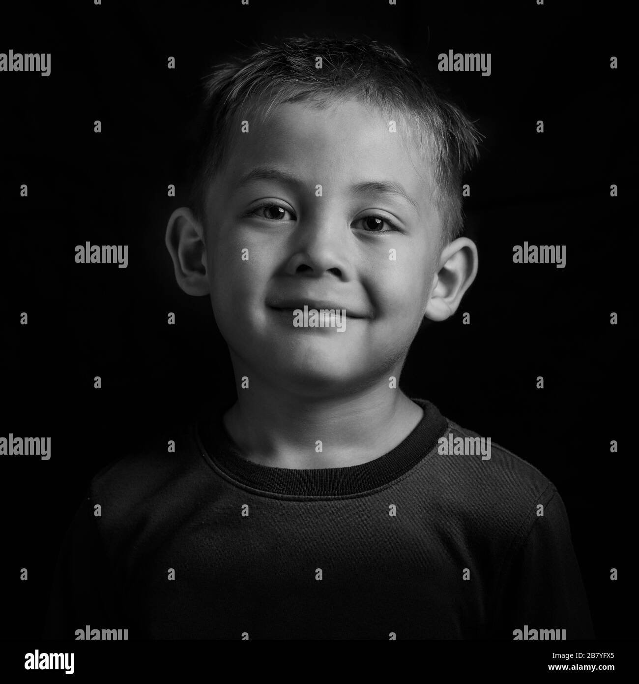 Ein süßer lächelnder Junge / wie in schwarz-weiß dargestellt / ein süßer lächelnder Junge Stockfoto