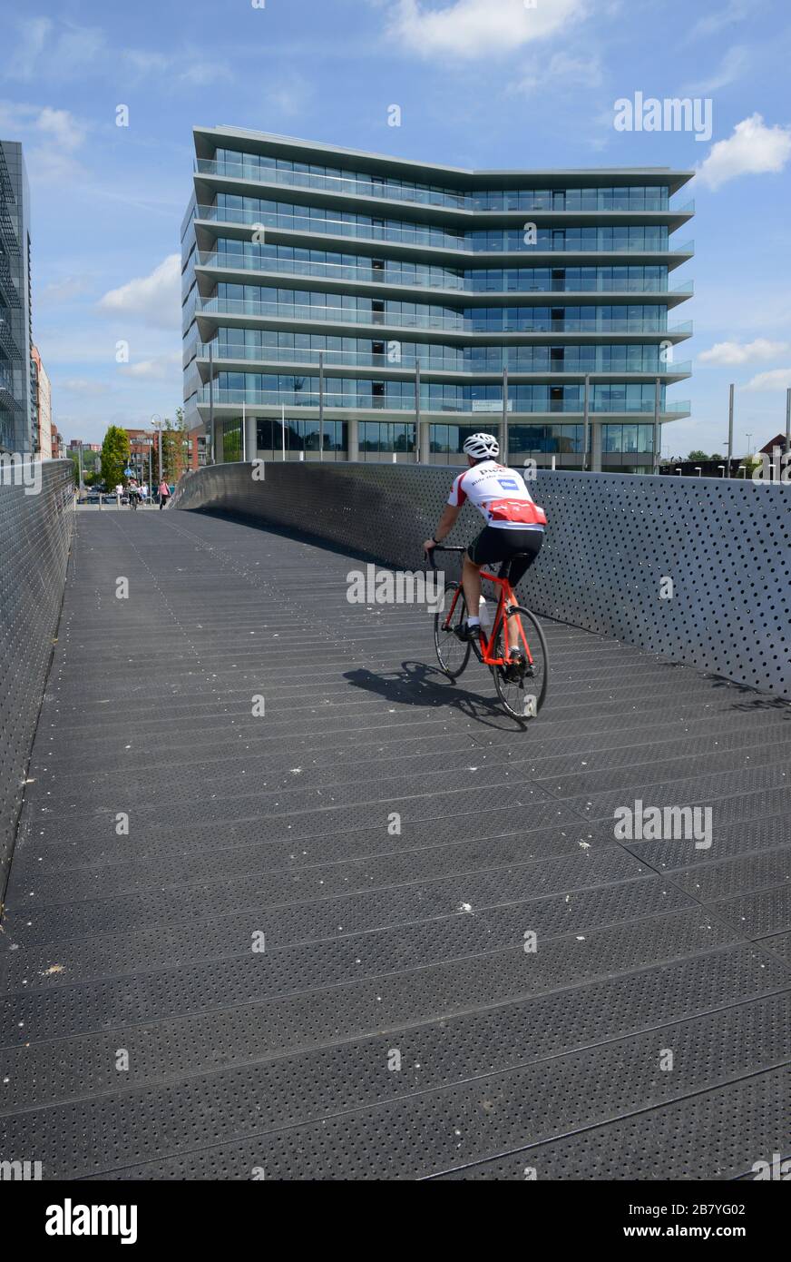 Ein Radfahrer überquert Meads Reach Bridge in der Nähe des Bahnhofs über den Fluss Avon New Cut im schwimmenden Hafen in Bristol, Großbritannien Stockfoto