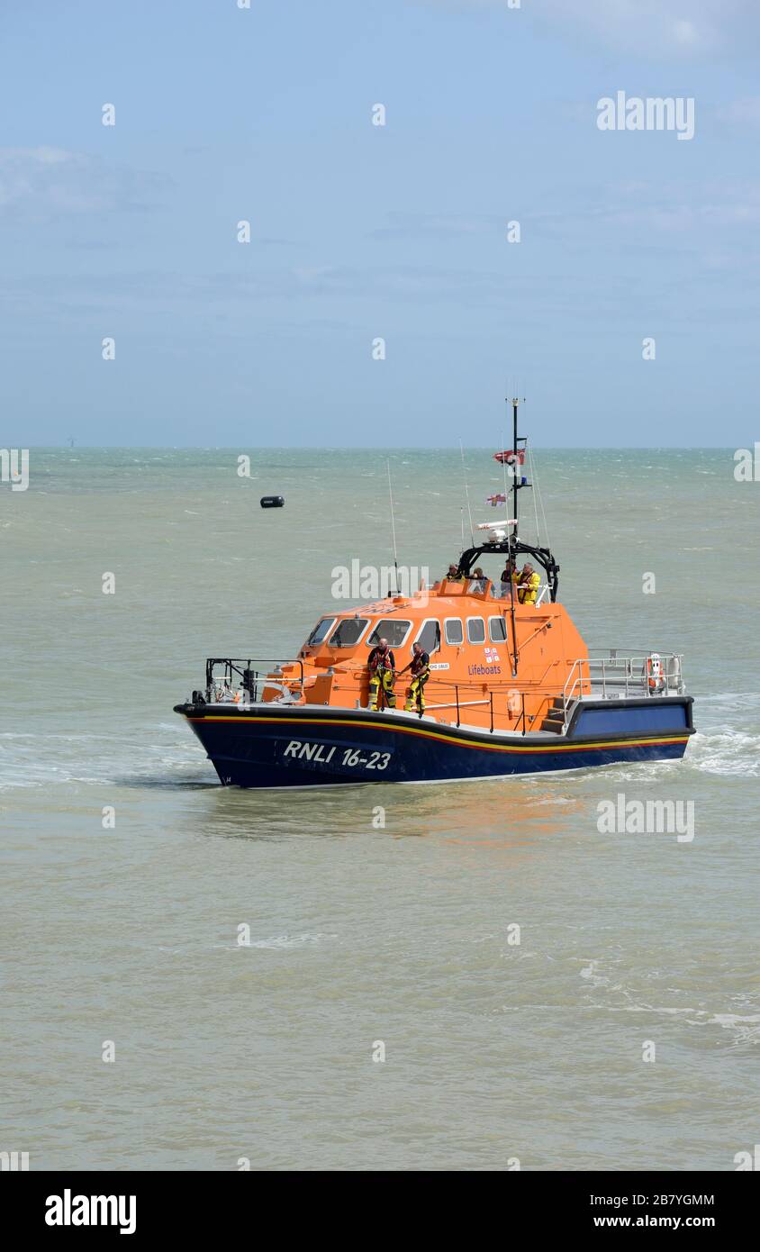 Das Rettungsboot in Eastbourne wird eingesetzt, um Fallschirmspringer der Tiger-Armee zu sammeln, sobald sie auf der Eastbourne Airshow, Sussex, Großbritannien im Meer landen Stockfoto