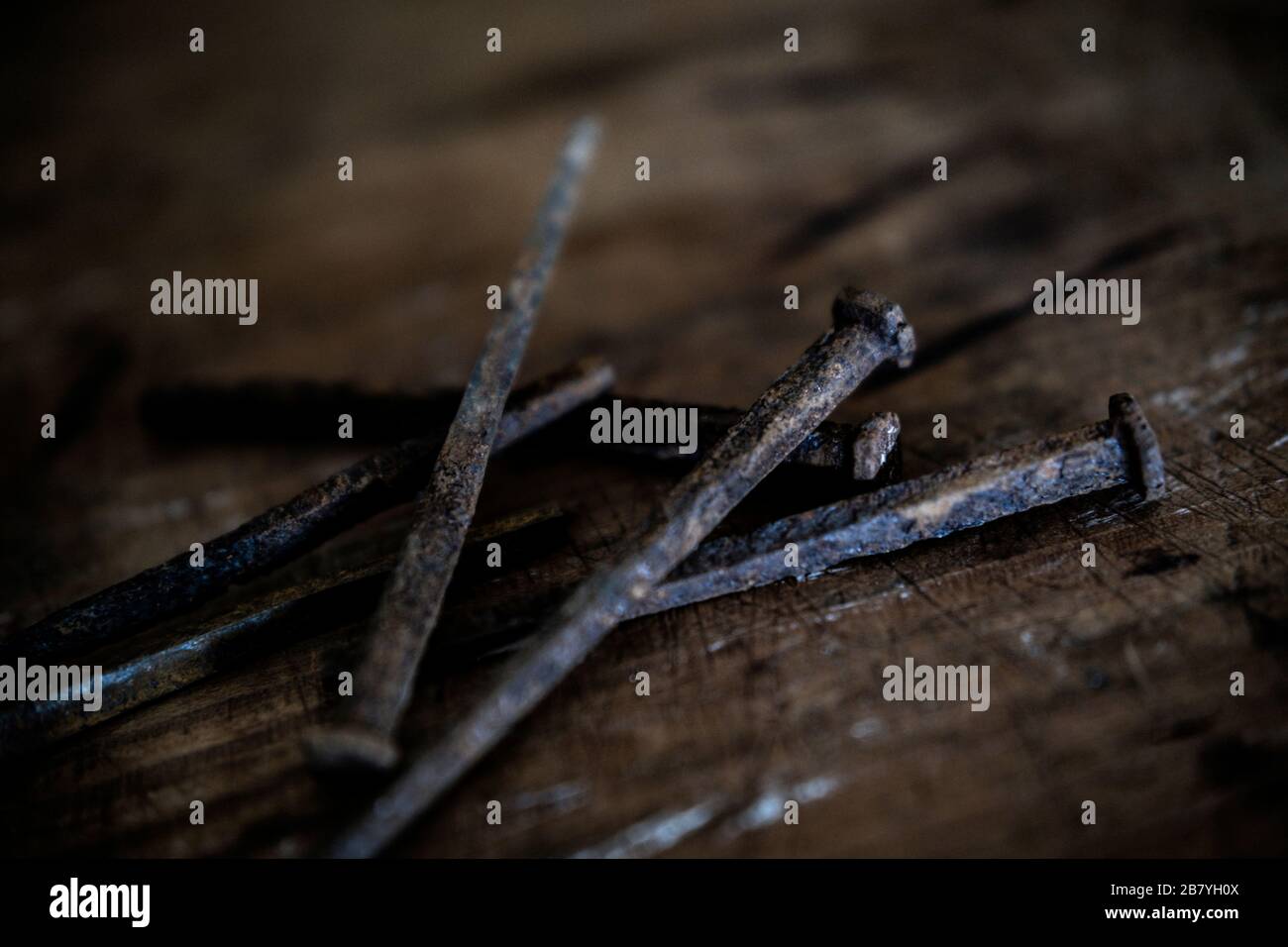 Nägel auf Holztisch Stockfoto