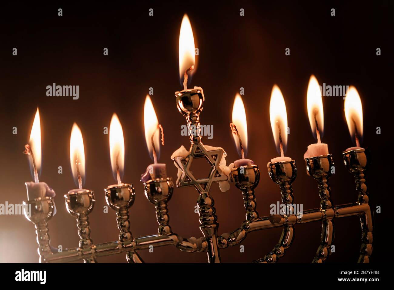 Brennende Kerzen in Menora Stockfoto