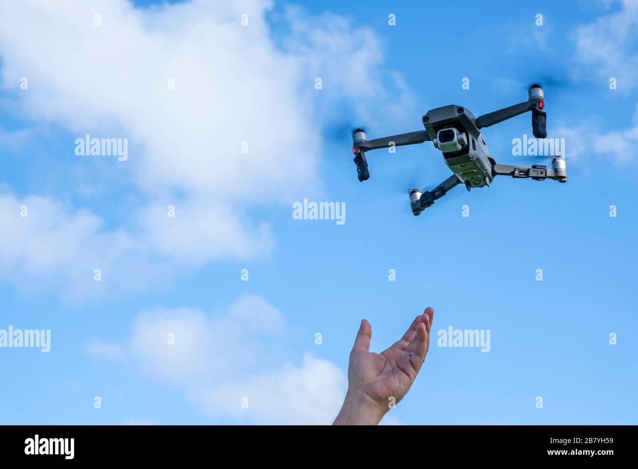 Handgriff nach fliegender Drohne Stockfoto