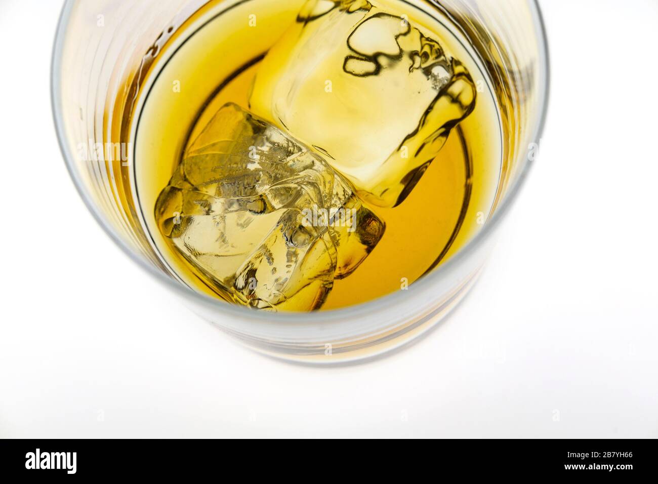 Glas Whiskey mit Eiswürfeln Stockfoto