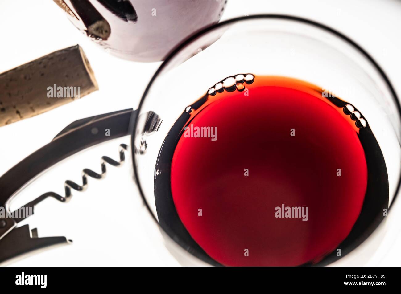 Glas Rotwein mit Korkenzieher und Korken Stockfoto