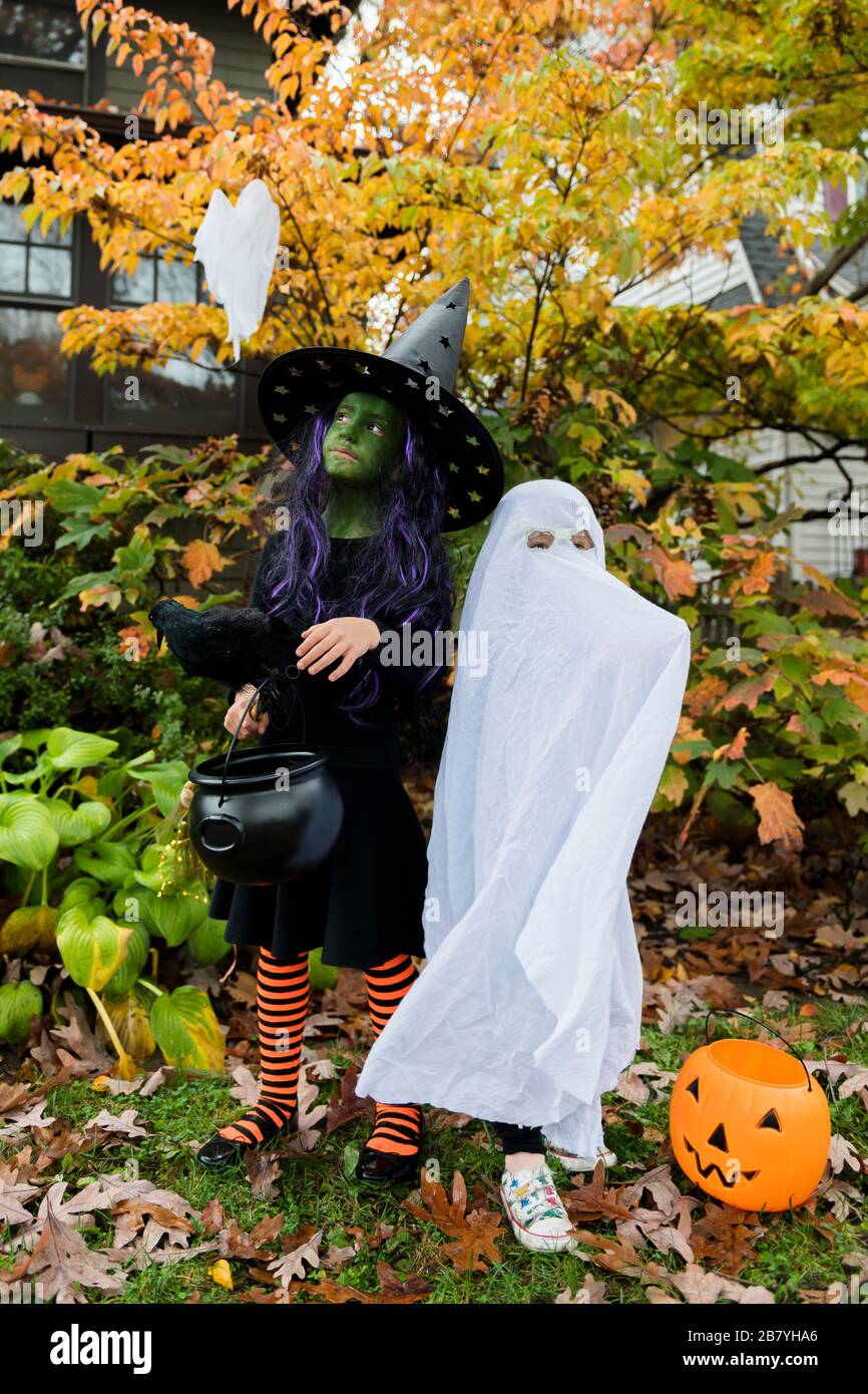 Jungen und Mädchen in Halloween-Kostümen Stockfoto