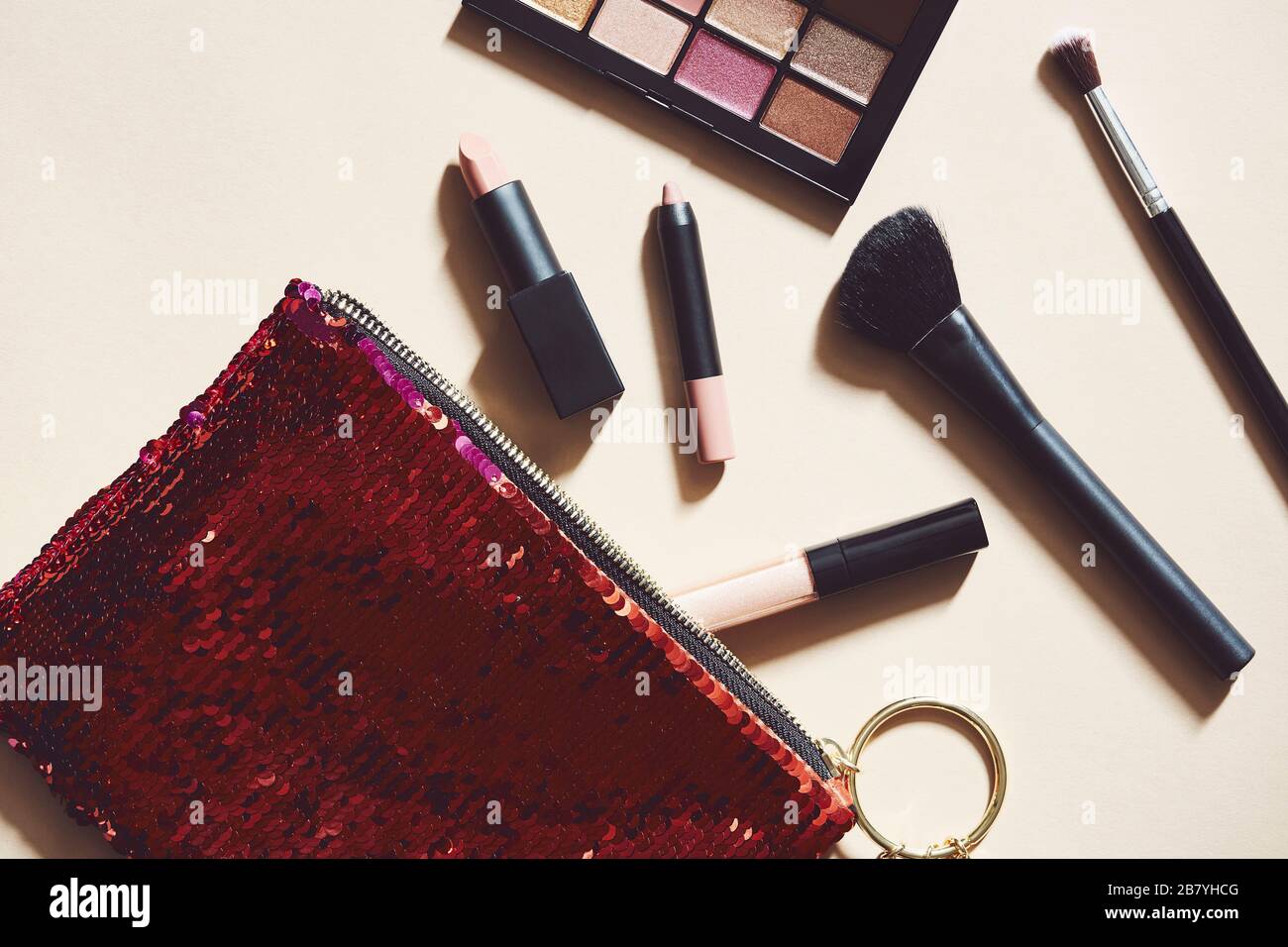 Make-up und rote Geldbörse Stockfoto