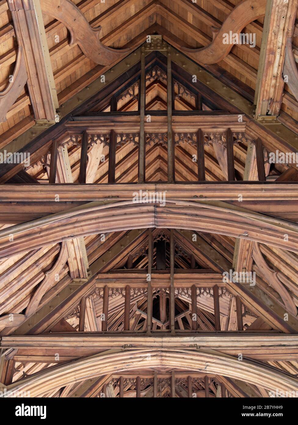 Nahaufnahme eines falschen Hammerbalkendachs in der großen Halle des Eltham Palace, England, Großbritannien. Stockfoto