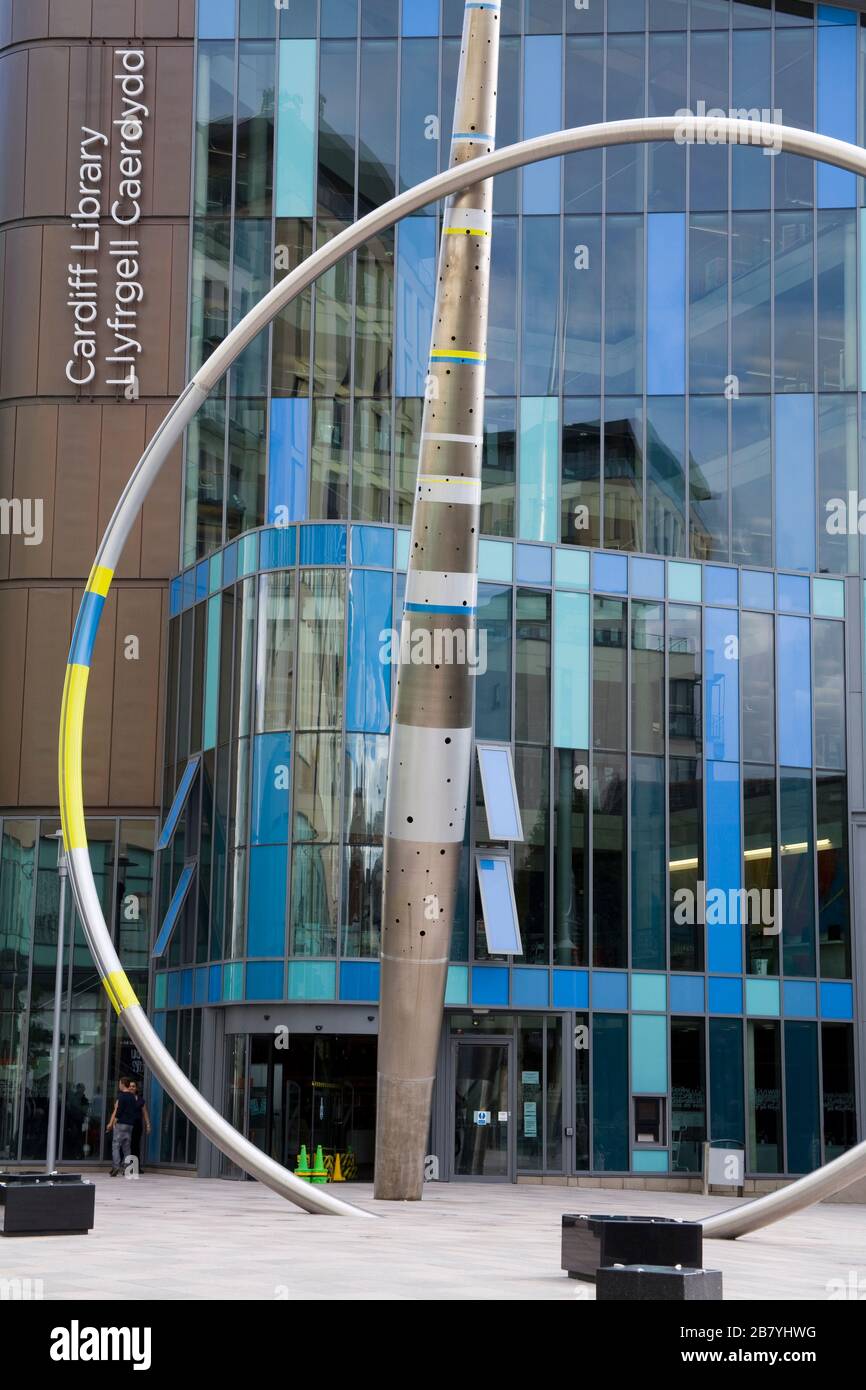 Alliance Sculpture von Metais & Cardiff Central Library, Cardiff City, Wales, Großbritannien, Großbritannien, Europa Stockfoto