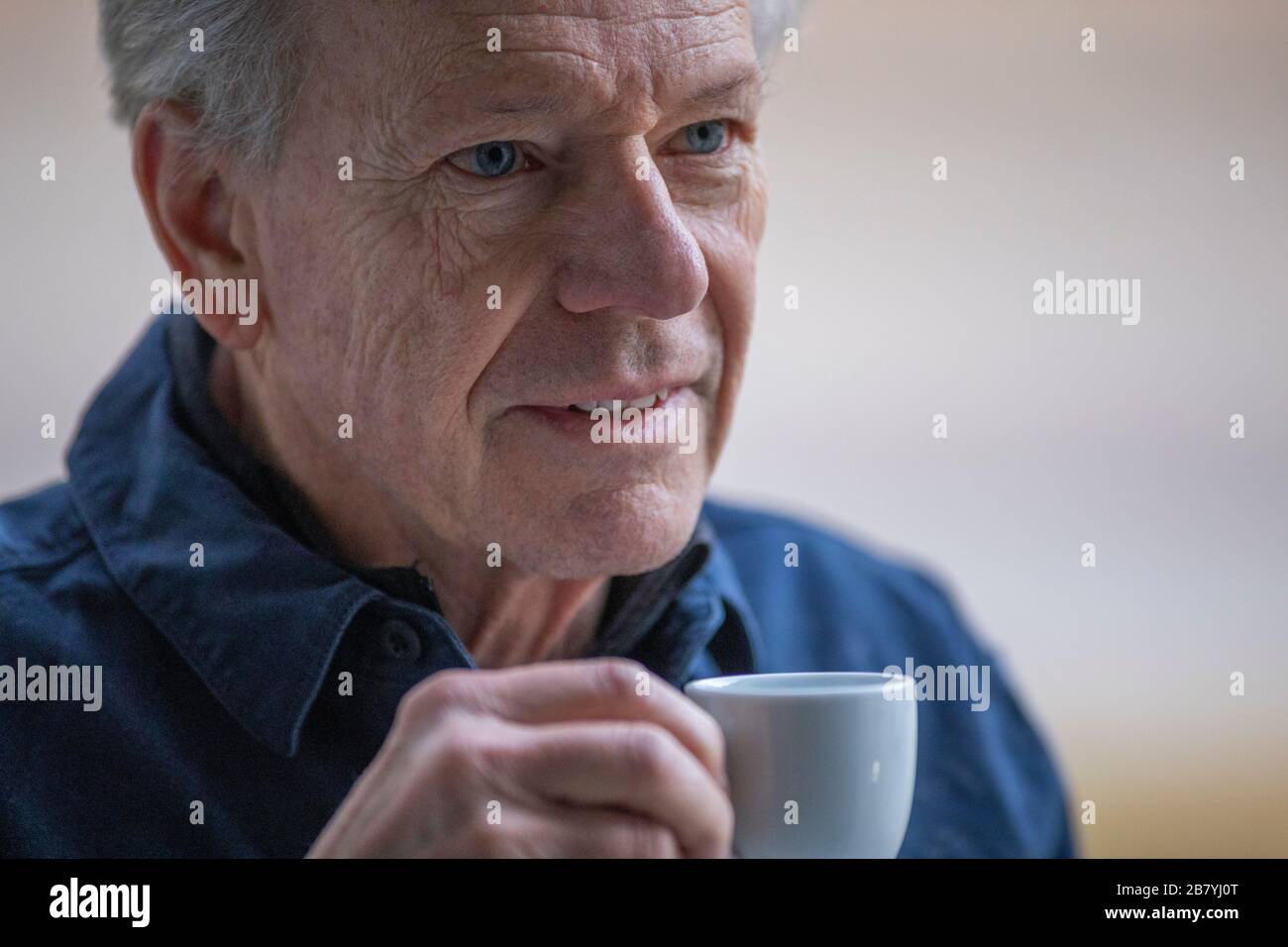 Älterer Mann mit Kaffeetasse Stockfoto