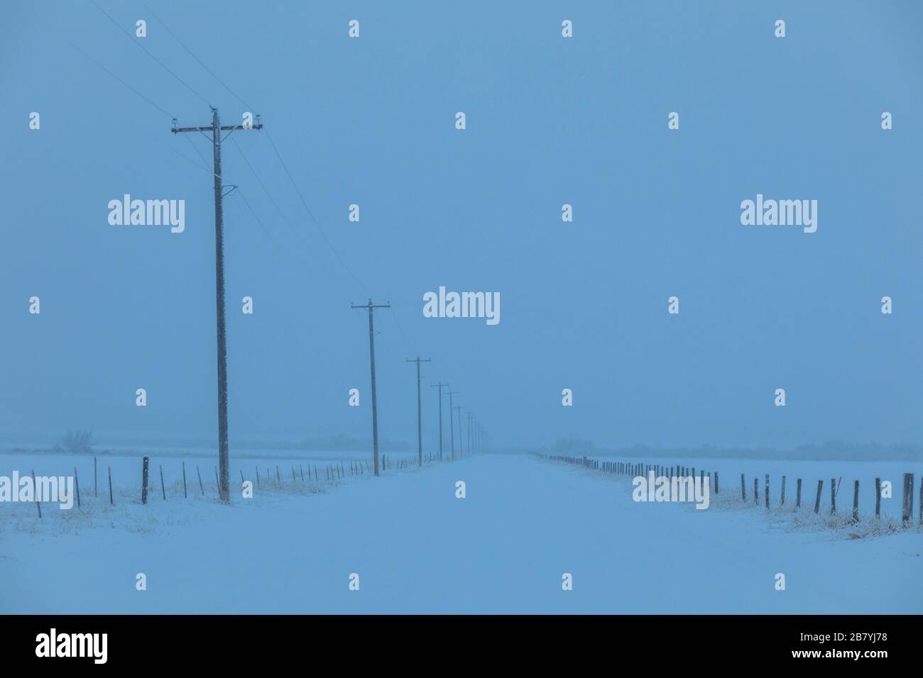 Stromleitungen durch Schnee auf der Autobahn Stockfoto