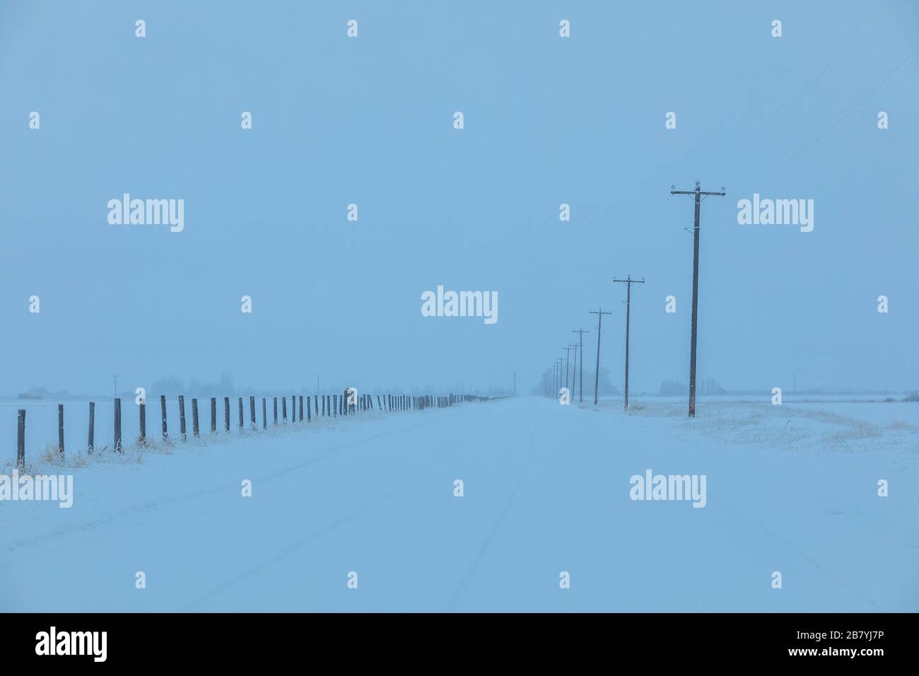 Stromleitungen durch Schnee auf der Autobahn Stockfoto