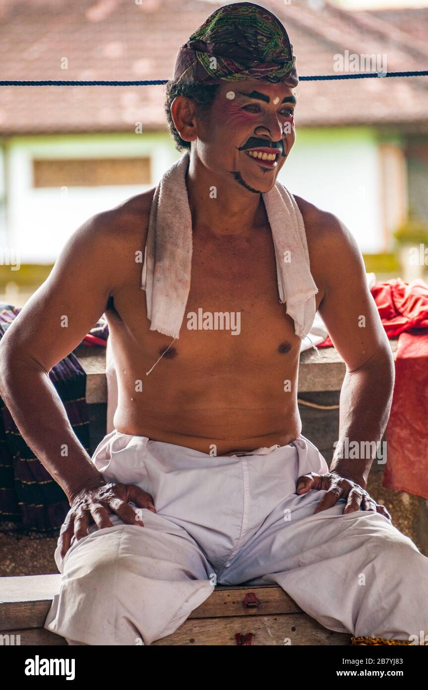 Ein männlicher Darsteller wartet fast bereit für die Barong-Tanz-Performance in Batubulan, Bali, Indonesien Stockfoto