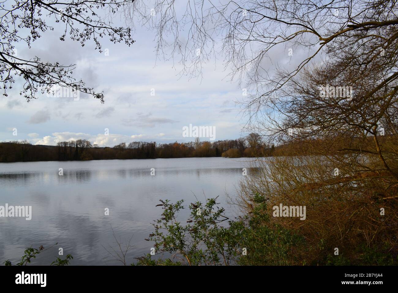 East Lake im Sevenoaks Wildlife Reserve im März 2020. Beliebt bei Vogelbeobachtern im Südosten Londons, die vom Kent Wildlife Trust, ex-Schottergruben, betrieben werden Stockfoto