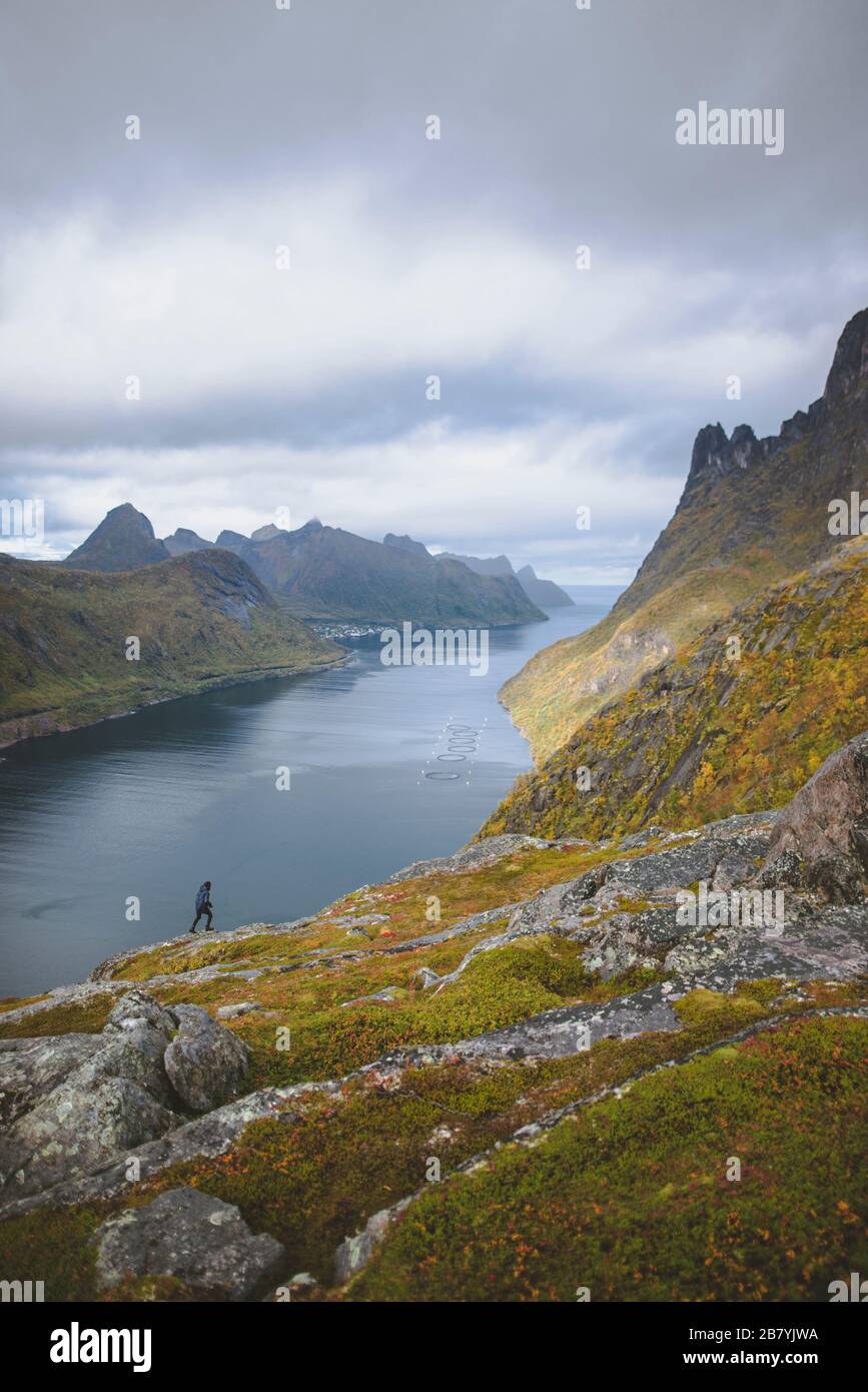 Junger Mann beim Bergwandern in Norwegen Stockfoto