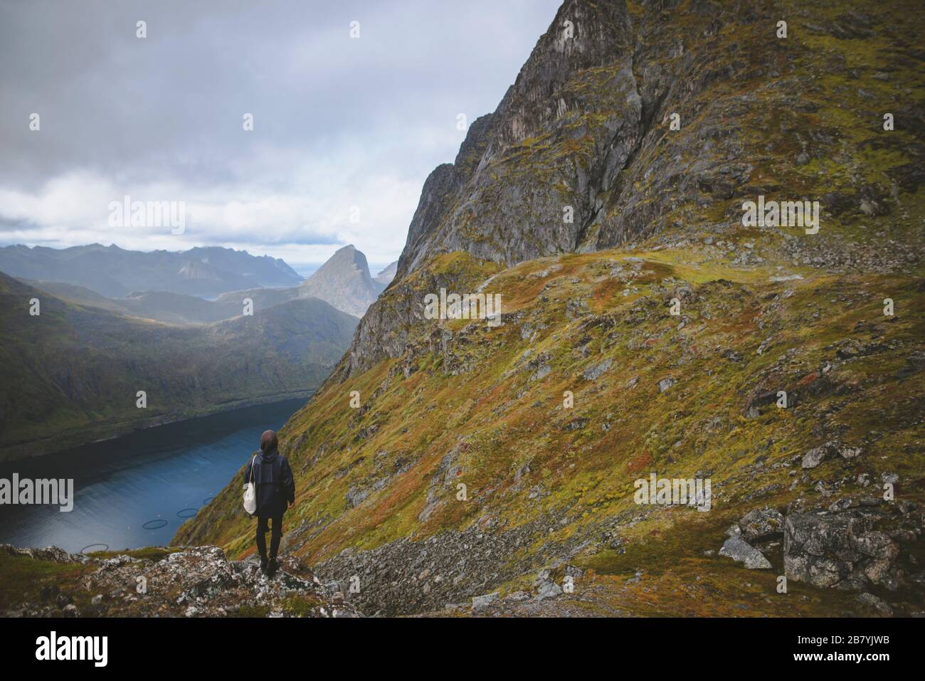 Junger Mann beim Bergwandern in Norwegen Stockfoto