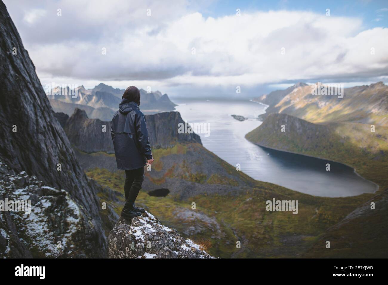 Junger Mann beim Bergwandern in Norwegen Stockfoto