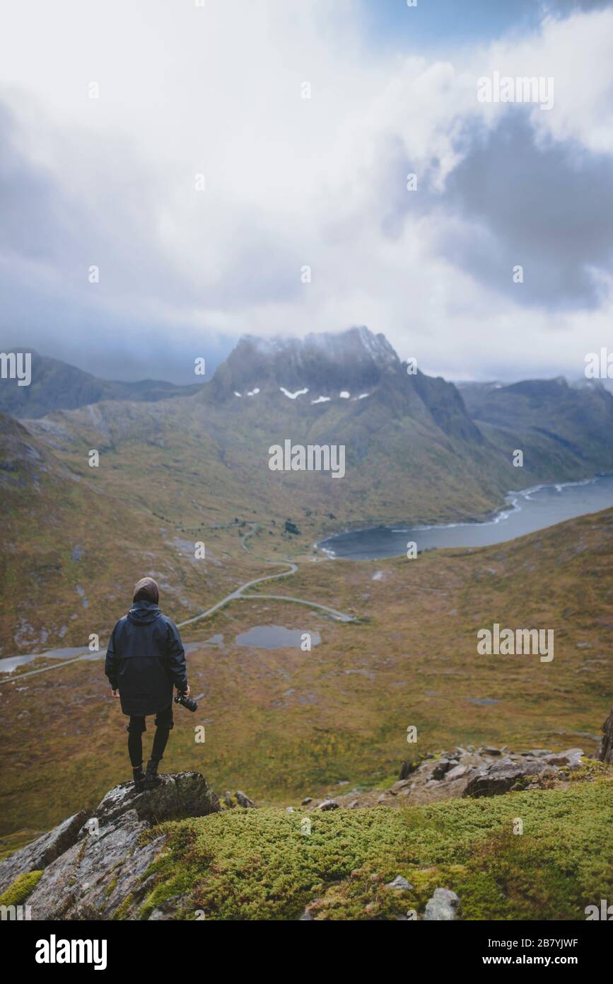 Junger Mann beim Bergwandern in Norwegen Stockfoto