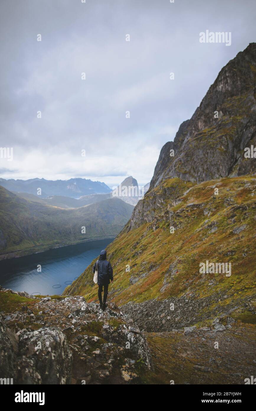 Junger Mann beim Bergwandern in Norwegen Stockfoto