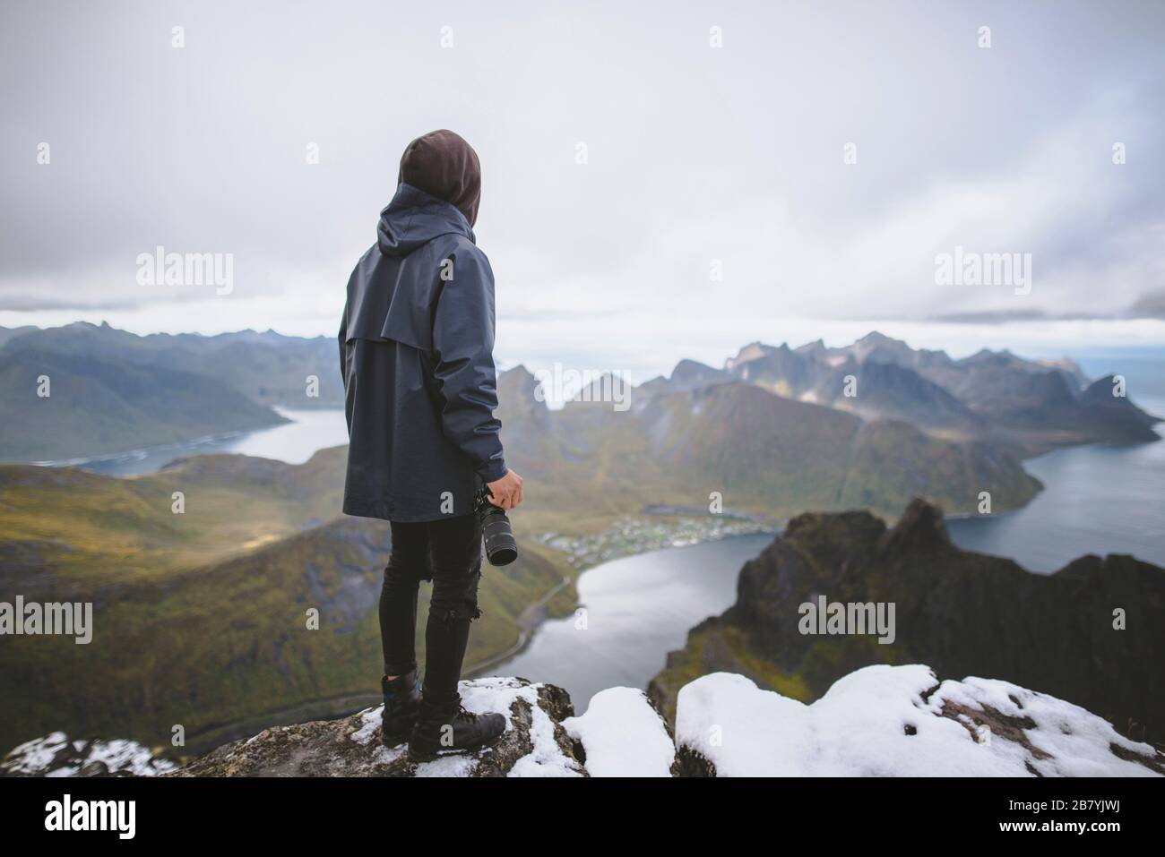 Junger Mann beim Bergwandern in Norwegen Stockfoto