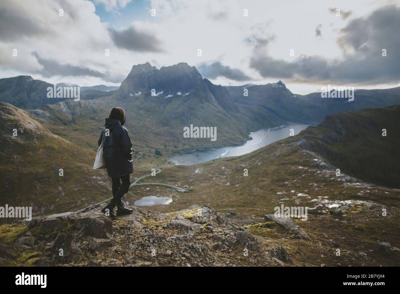Junger Mann beim Bergwandern in Norwegen Stockfoto