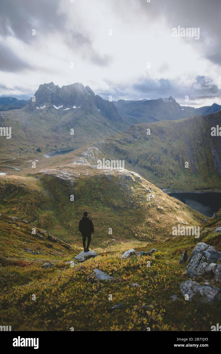Junger Mann beim Bergwandern in Norwegen Stockfoto