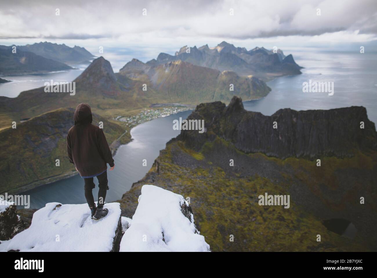 Junger Mann beim Bergwandern in Norwegen Stockfoto