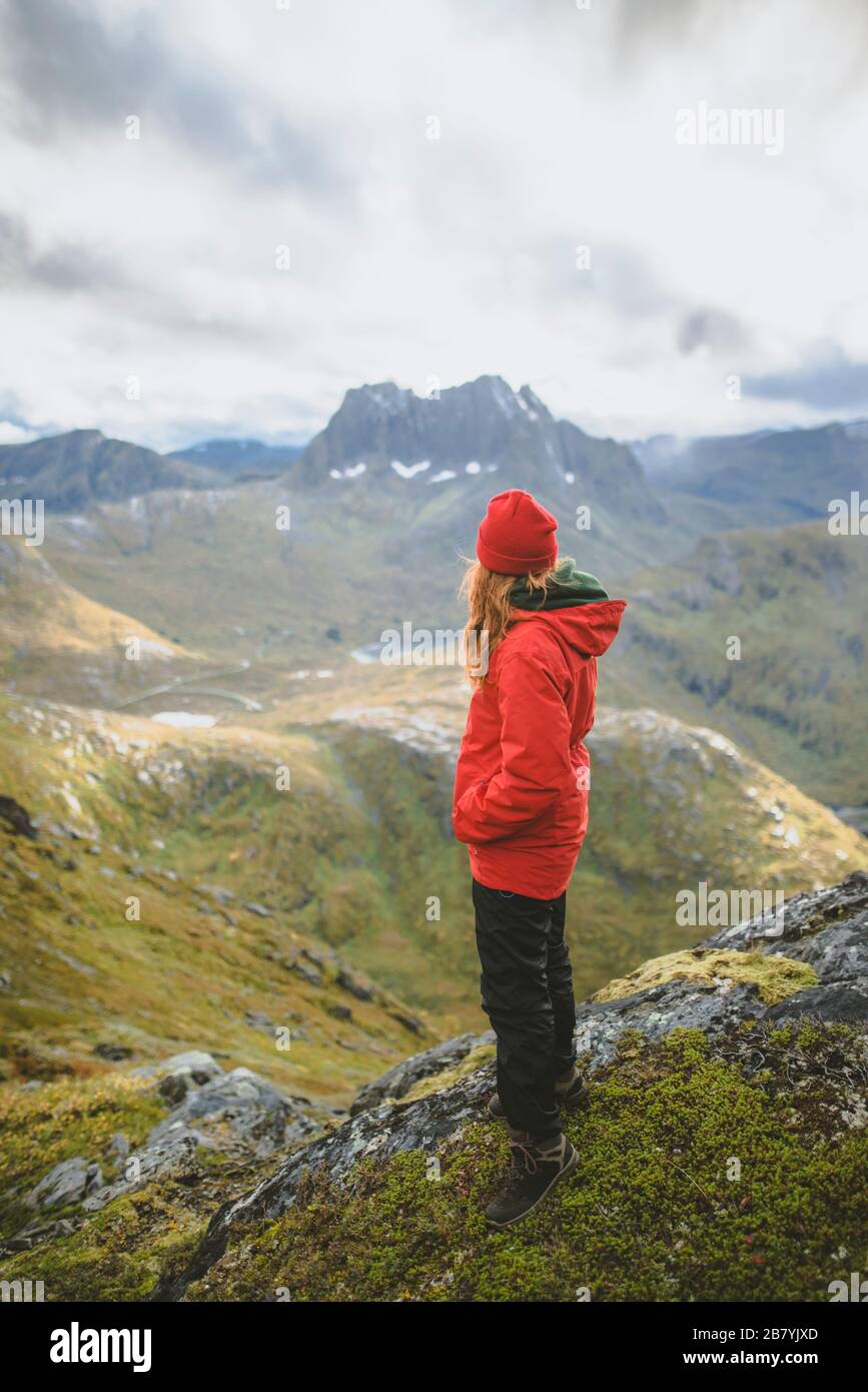 Junge Frau in roter Jacke auf Berg Stockfoto