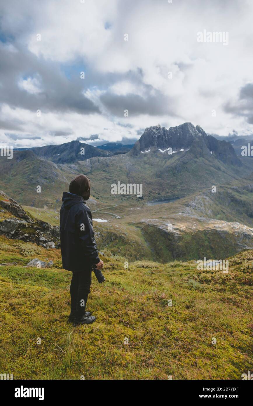 Junger Mann beim Bergwandern in Norwegen Stockfoto