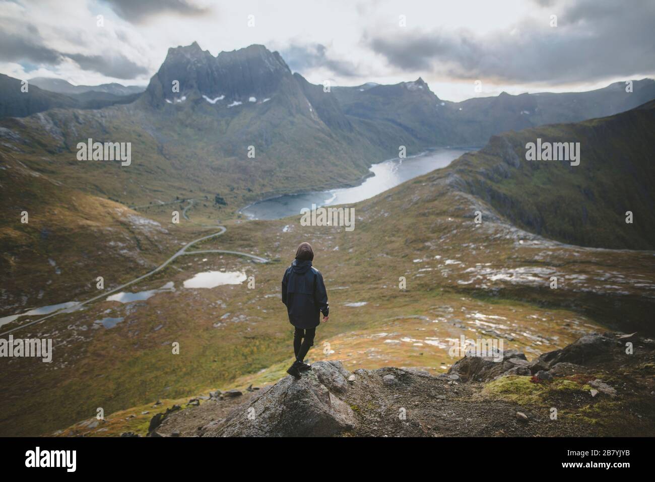Junger Mann beim Bergwandern in Norwegen Stockfoto