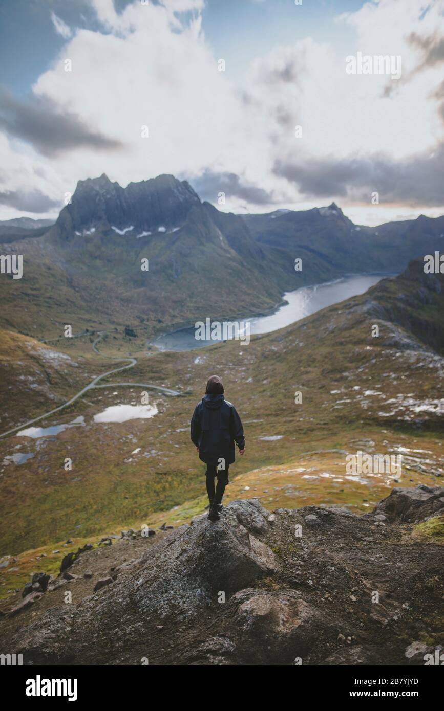 Junger Mann beim Bergwandern in Norwegen Stockfoto