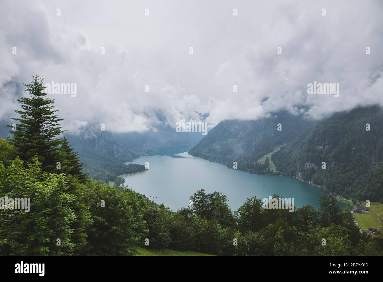 See und Berge in Glarus, Schweiz Stockfoto