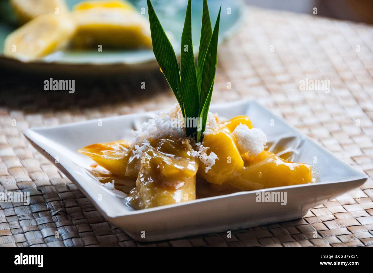 Balinesische Dessert gekochte Banane in Palm Zuckersirup. Es enthält auch Jackfrucht und Kokosnuss Stockfoto