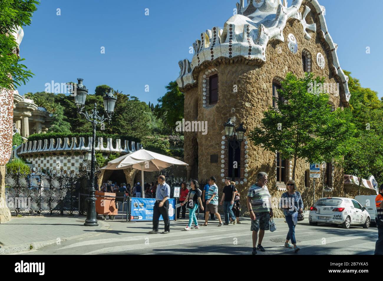 BARCELONA, SPANIEN - 22. JUNI 2016: Menschen in der Nähe des Haupteingangs des Parks Guell. Grüner Park mit Gaudi-Museum und Panoramablick. Von Architekt Gaudi. Stockfoto