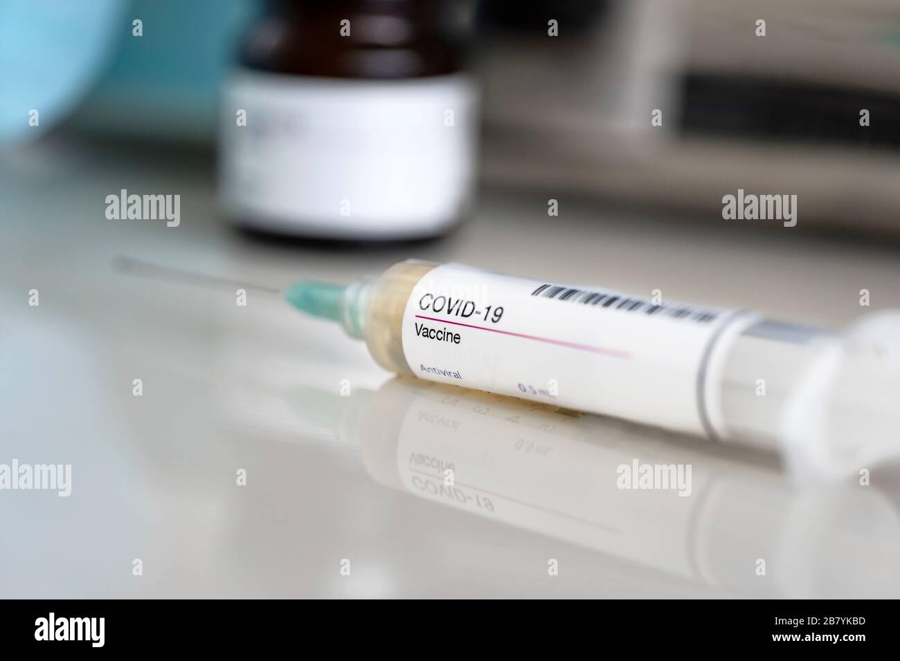 Impfstoff für die COVID-19 Spritzenspritzeneinspritzung. Zur Vorbeugung, Immunisierung und Behandlung von Coronavirus Infektionen. Medizinisches Konzept. Stockfoto