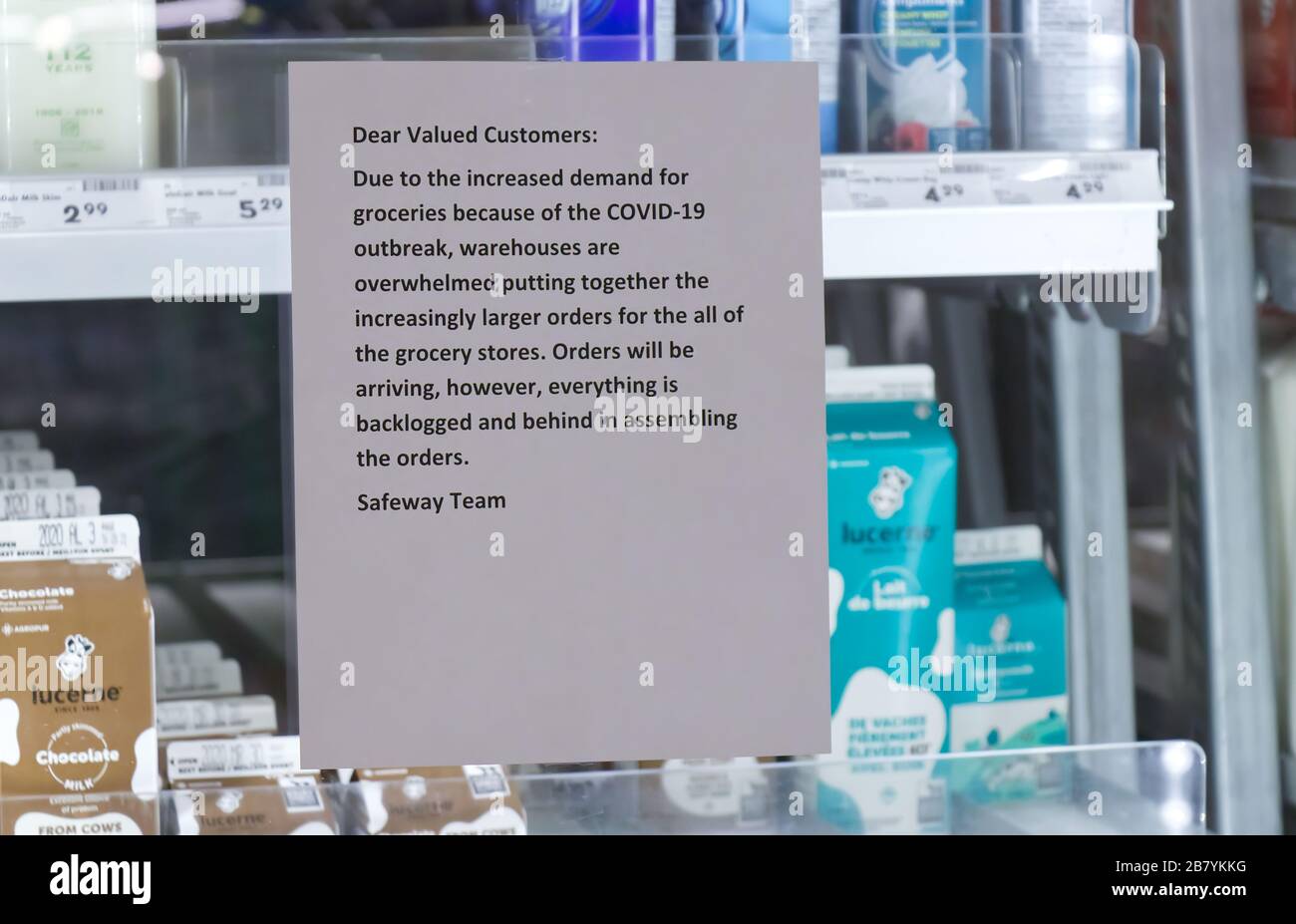 Vancouver, Kanada - März 18.2020: Leere Safeway Ladenregale zeigen Mangel an Lebensmitteln, da Coronavirus (COVID-19) die Menschen fürchtet, mehr Zubehör zu kaufen Stockfoto