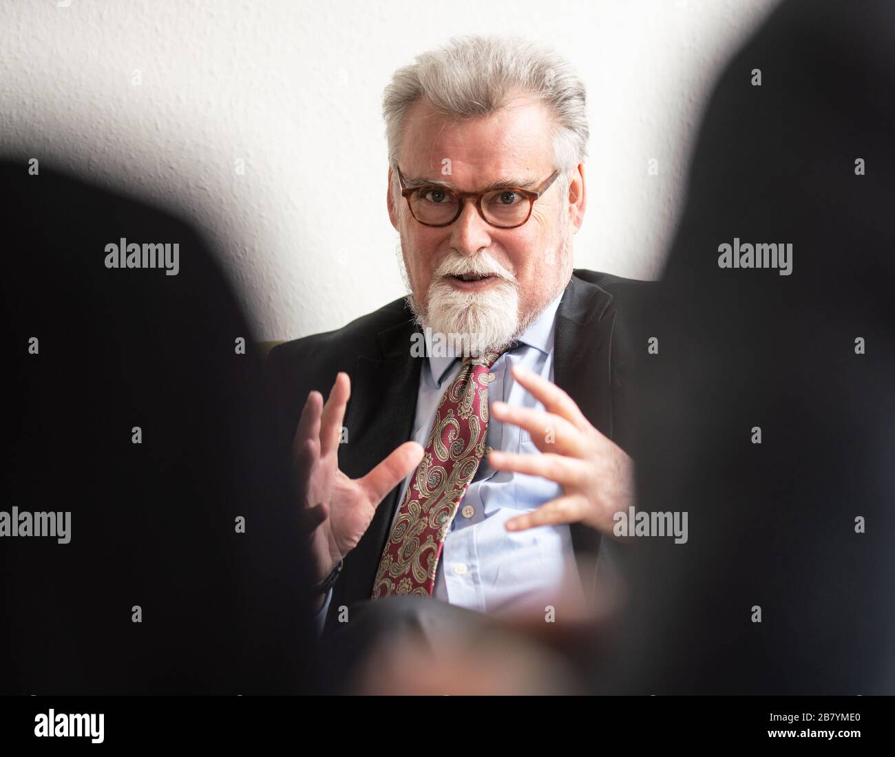 Mainz, Deutschland. März 2020. Herbert Mertin (FDP), rheinland-pfälzischer Justizminister, sitzt während der Redaktionssitzung mit der Deutschen Presse-Agentur auf dem grünen Sofa. (Dpa) (Zu dpa 'Minister of Justice Mertin erwartet mehr Verfahren wegen Hassverbrechen') Credit: Frank Rumpenhorst / dpa / Alamy Live News Stockfoto