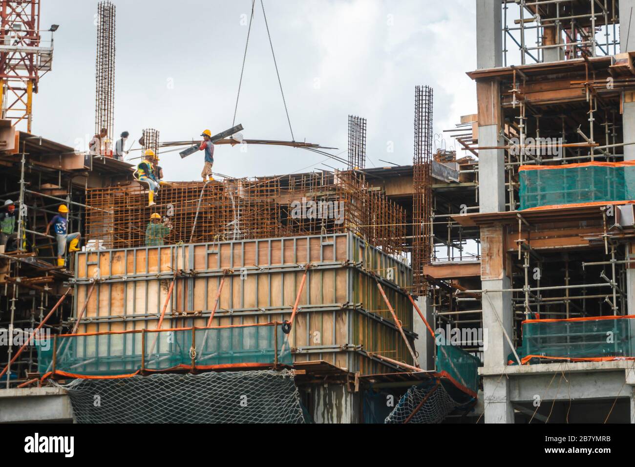 Bauarbeiter, die Schalungen für das Wohnungsbau in indonesien südlich der eas asien installieren. Stockfoto