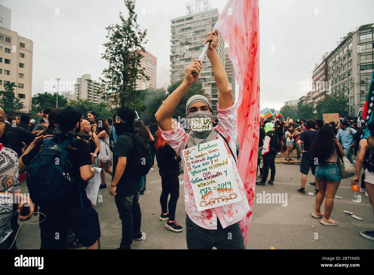 SANTIAGO, CHILE - 8. NOVEMBER 2019 - Demonstranten versammeln sich auf der Plaza Baquedano, um ihren Kampf gegen die Regierung von Sebastian Pinera im Middl fortzusetzen Stockfoto