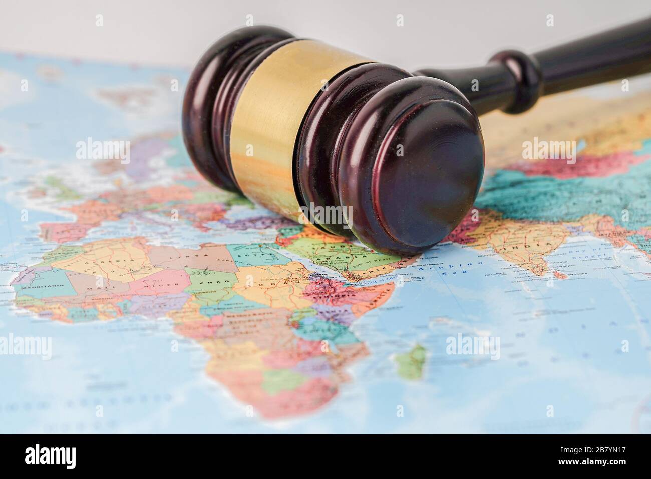 Bangkok, Thailand - 10. Januar 2020 Afrika: Gavel für Richteranwalt auf Wold Globe Map. Konzept des Gerichts für Recht und Justiz. Stockfoto
