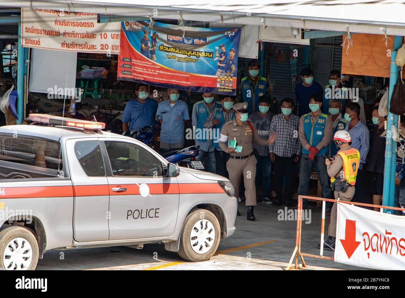SAMUT PRAKAN, THAILAND, 30. JANUAR 2020, verteilt die Polizei Schutzmasken und gibt Anweisungen an Taxi-Motorradfahrer auf ihrer Station. Stockfoto