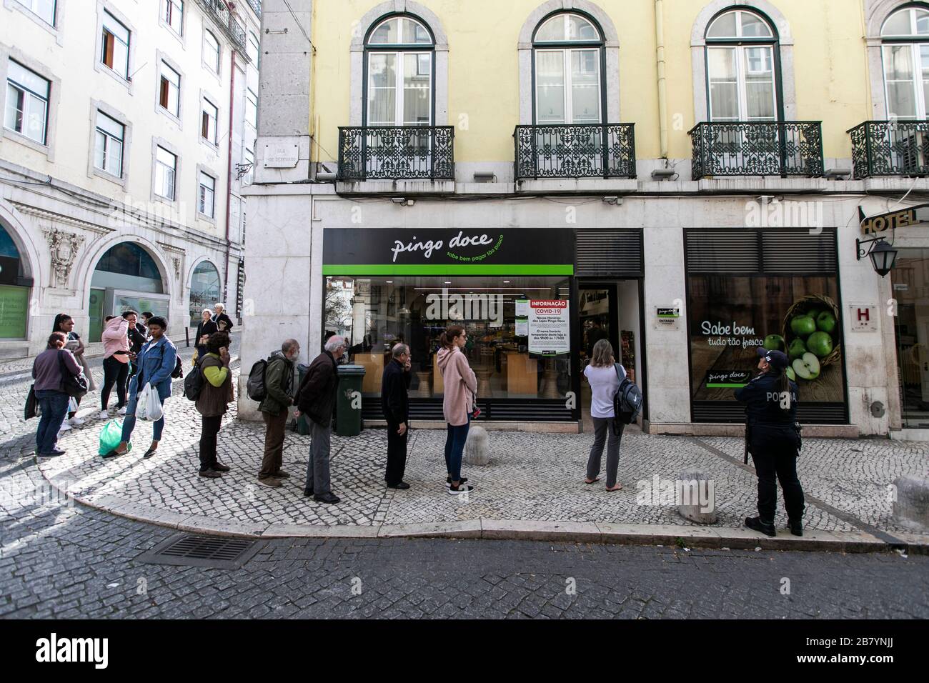 Lissabon, Portugal. März 2020. Die Menschen stehen in einer Warteschlange in einem Supermarkt in Lissabon.Leere Straßen, geschlossene Gewerbeflächen und immer intensivere Überwachung. Der COVID-19-Ausbruch breitet sich weiterhin in ganz Europa aus. In Portugal wurde ein Ausnahmezustand für einen Zeitraum von fünfzehn Tagen beschlossen. Credit: SOPA Images Limited/Alamy Live News Stockfoto