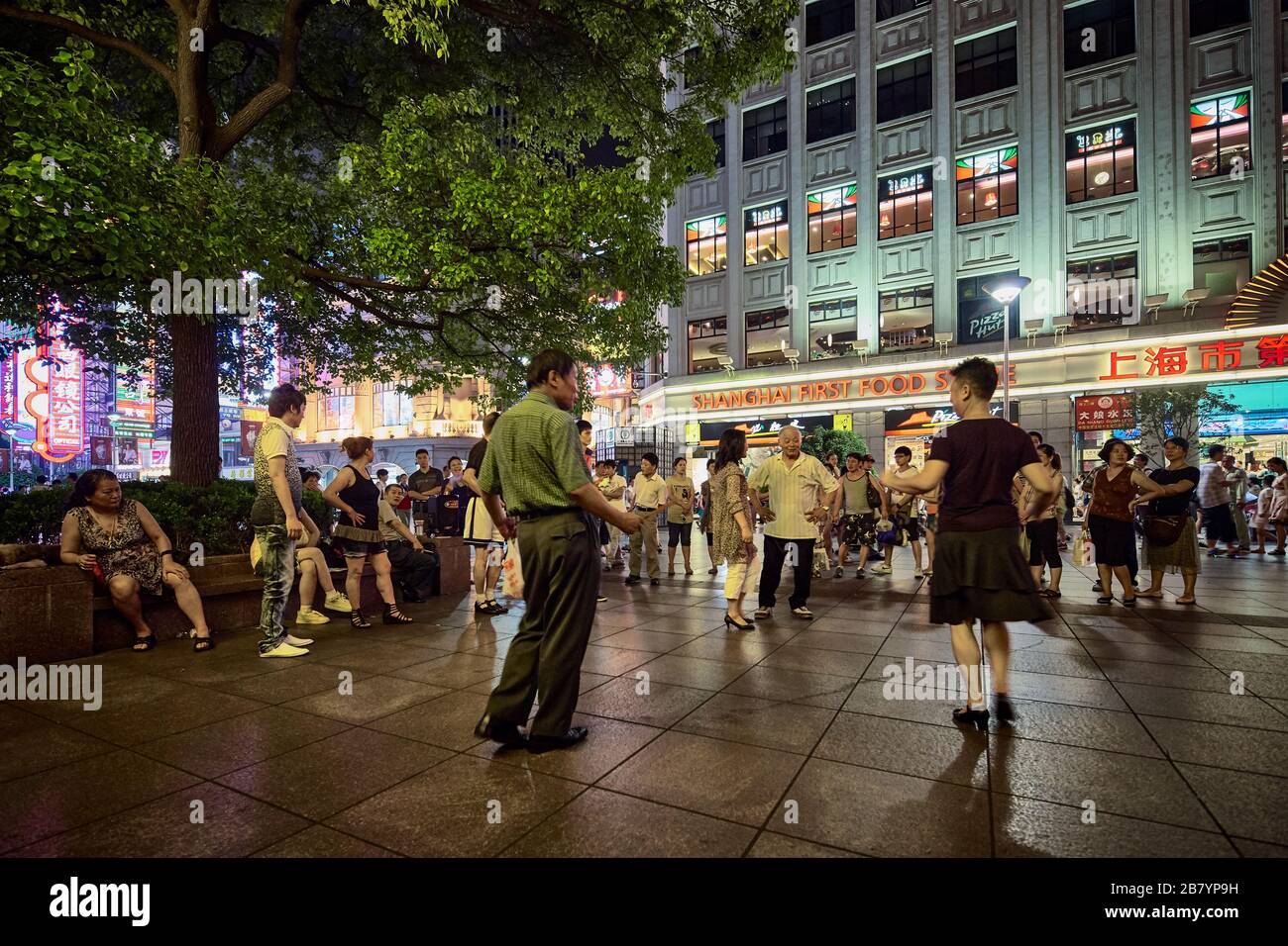 Die Bürger versammeln sich am Abend, um ihren Ballsaal in der Nanjing Road in Shanghai, China, zu praktizieren. Stockfoto